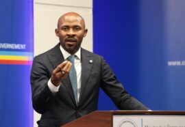 Umwanzi duhanganye na we n’ubu turi mu biganiro – Muyaya wanakomoje ku igaruka rya Joseph Kabila.